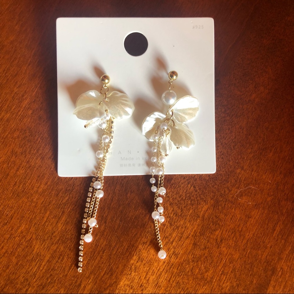 NWT white dangle earrings perfect for bridal
